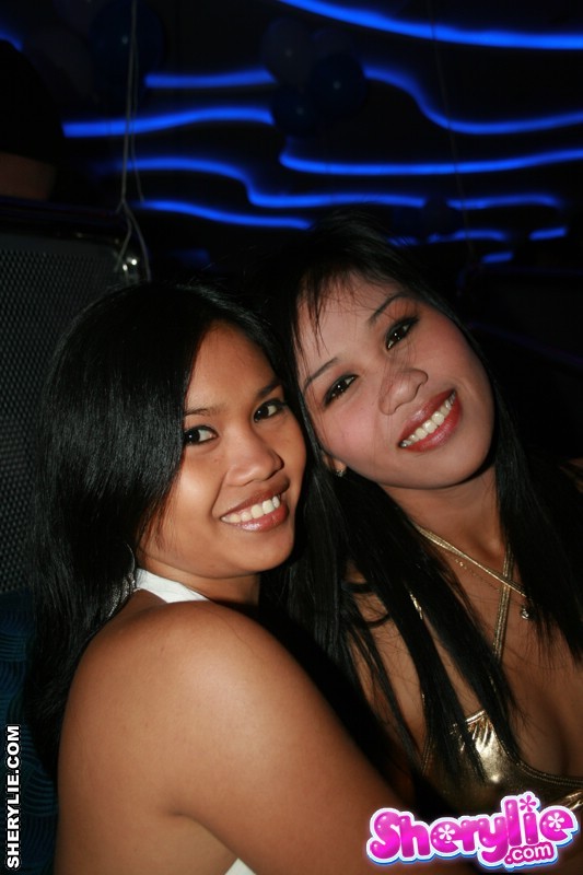 Sherylie asiática caliente en un bar
 #69981910