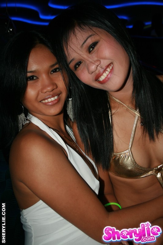 Sherylie asiática caliente en un bar
 #69981918