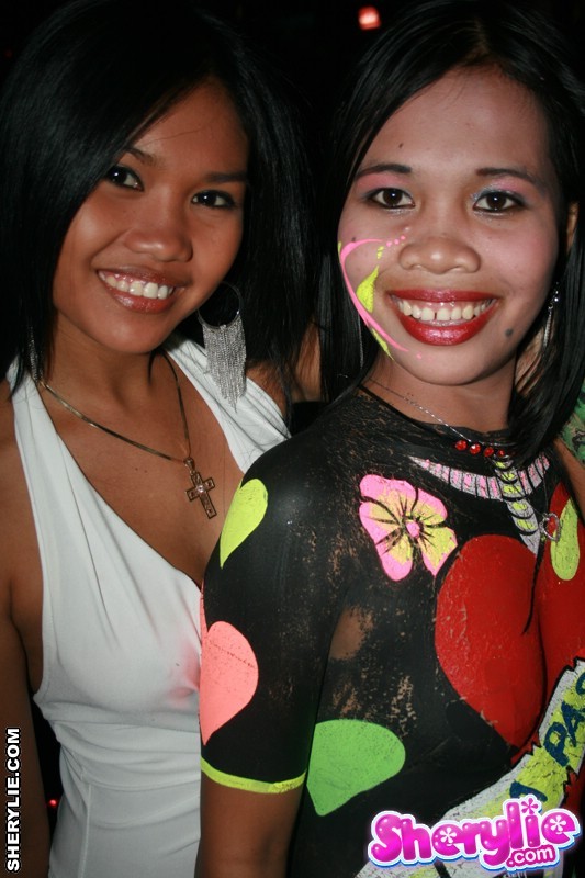 Sherylie asiática caliente en un bar
 #69981935