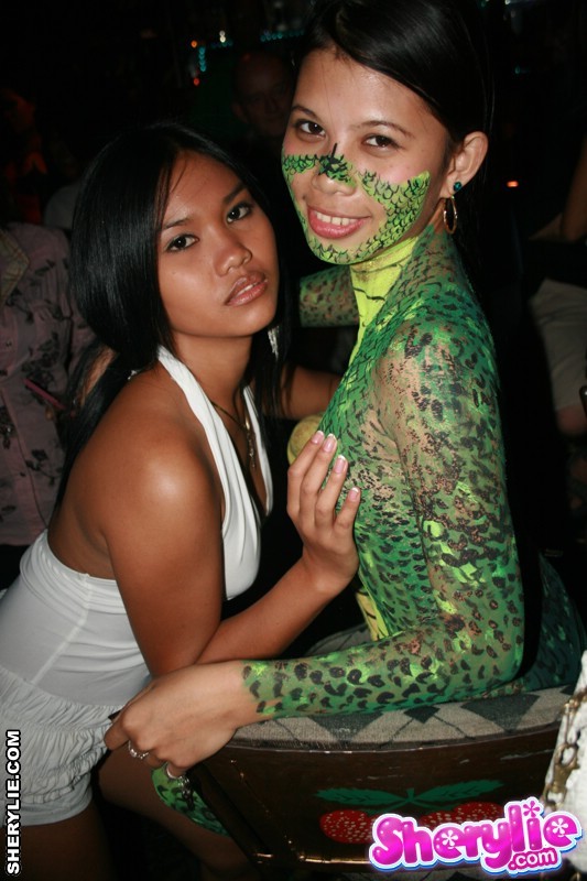 Sherylie asiática caliente en un bar
 #69981948