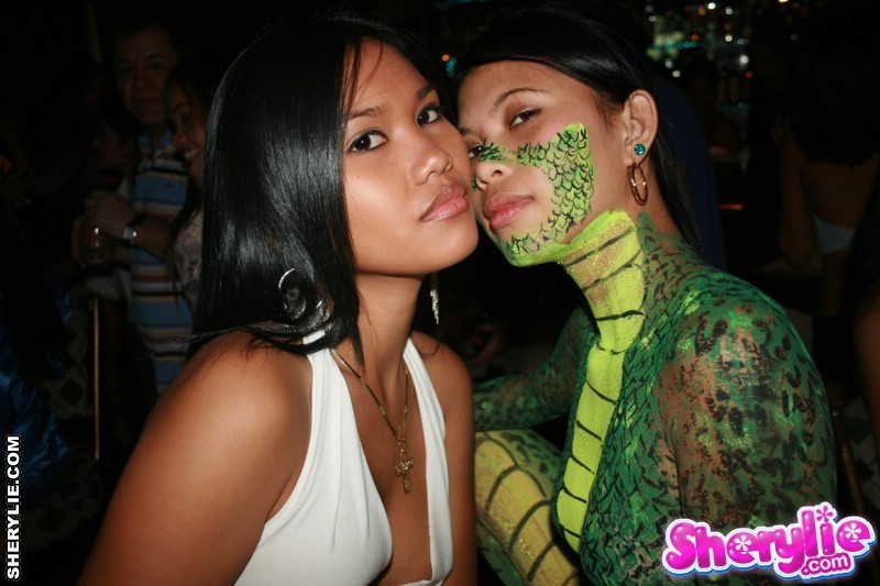 Sherylie asiática caliente en un bar
 #69981964