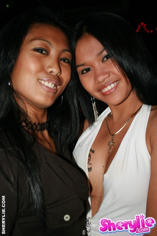 Sherylie asiática caliente en un bar
 #69981999