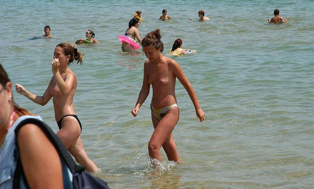 裸のビーチでポーズをとるパーキーバストのセクシーなベイブ
 #72251796