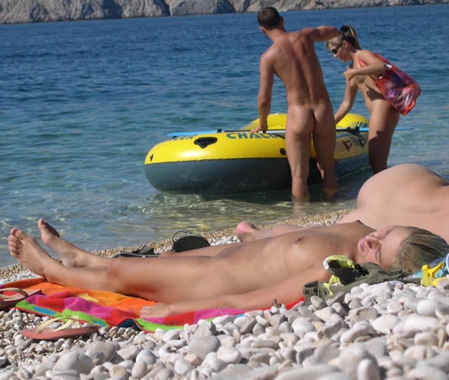 裸のビーチでポーズをとるパーキーバストのセクシーなベイブ
 #72251876