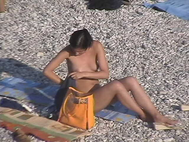 裸のビーチでポーズをとるパーキーバストのセクシーなベイブ
 #72251893