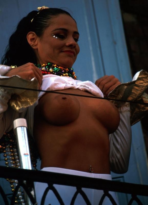 Chicas borrachas y de mal gusto muestran sus tetas durante el mardigras
 #76397105