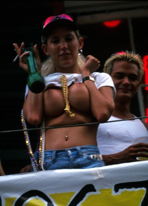 Betrunkene und trashige Babes zeigen ihre Titten während Mardigras
 #76397117