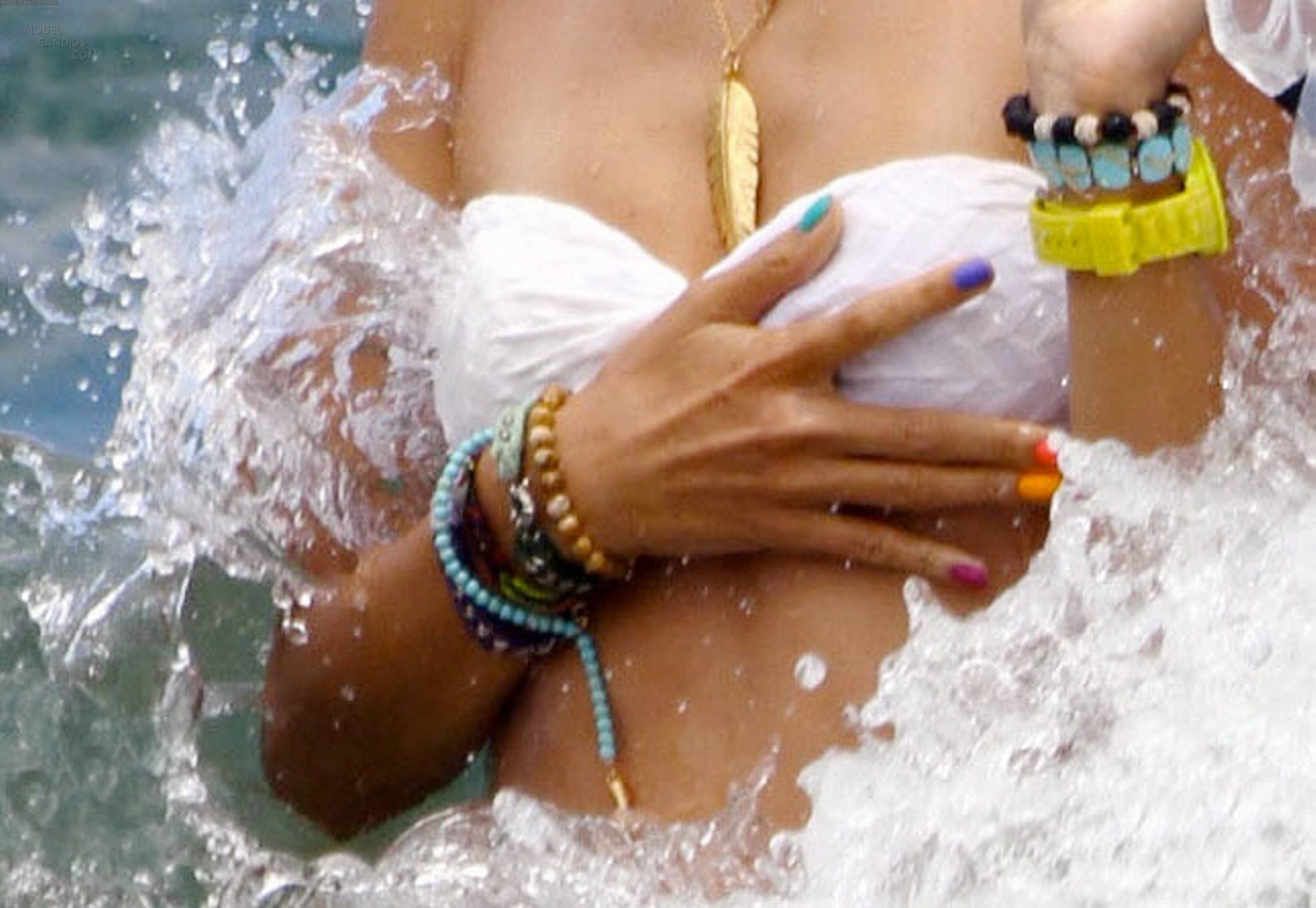 Alessandra ambrosio con un sexy bikini blanco en una playa de hawaii
 #75291656