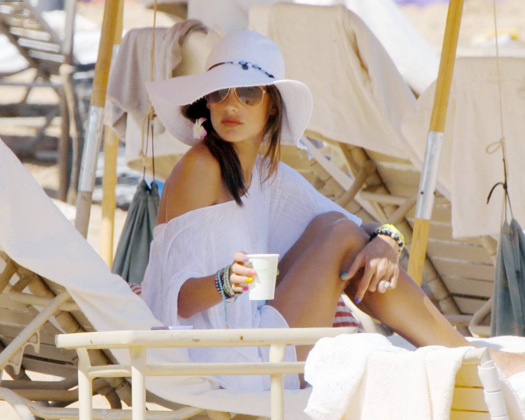 Alessandra Ambrosio trägt sexy weißen Bikini am hawaiianischen Strand
 #75291700