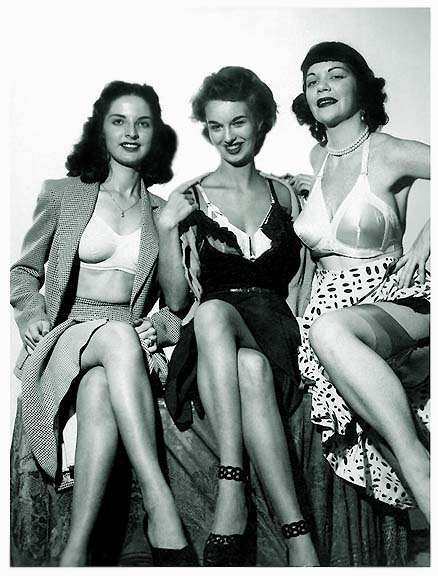 Vintage trío de chicas en medias clásicas
 #78035542