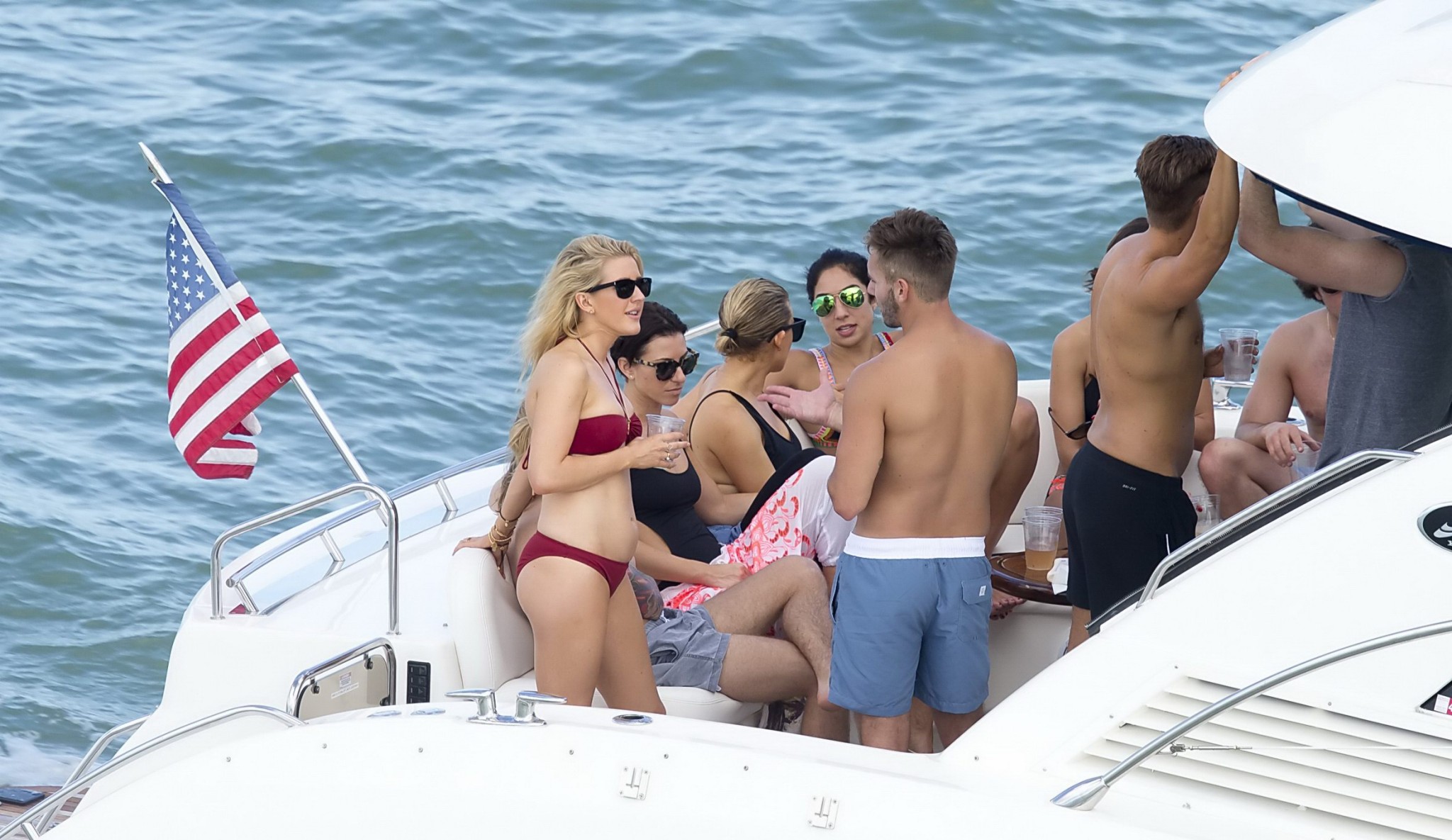 Ellie Goulding che mostra il suo culo in bikini succinto color ciliegia alla barca in mi
 #75177101