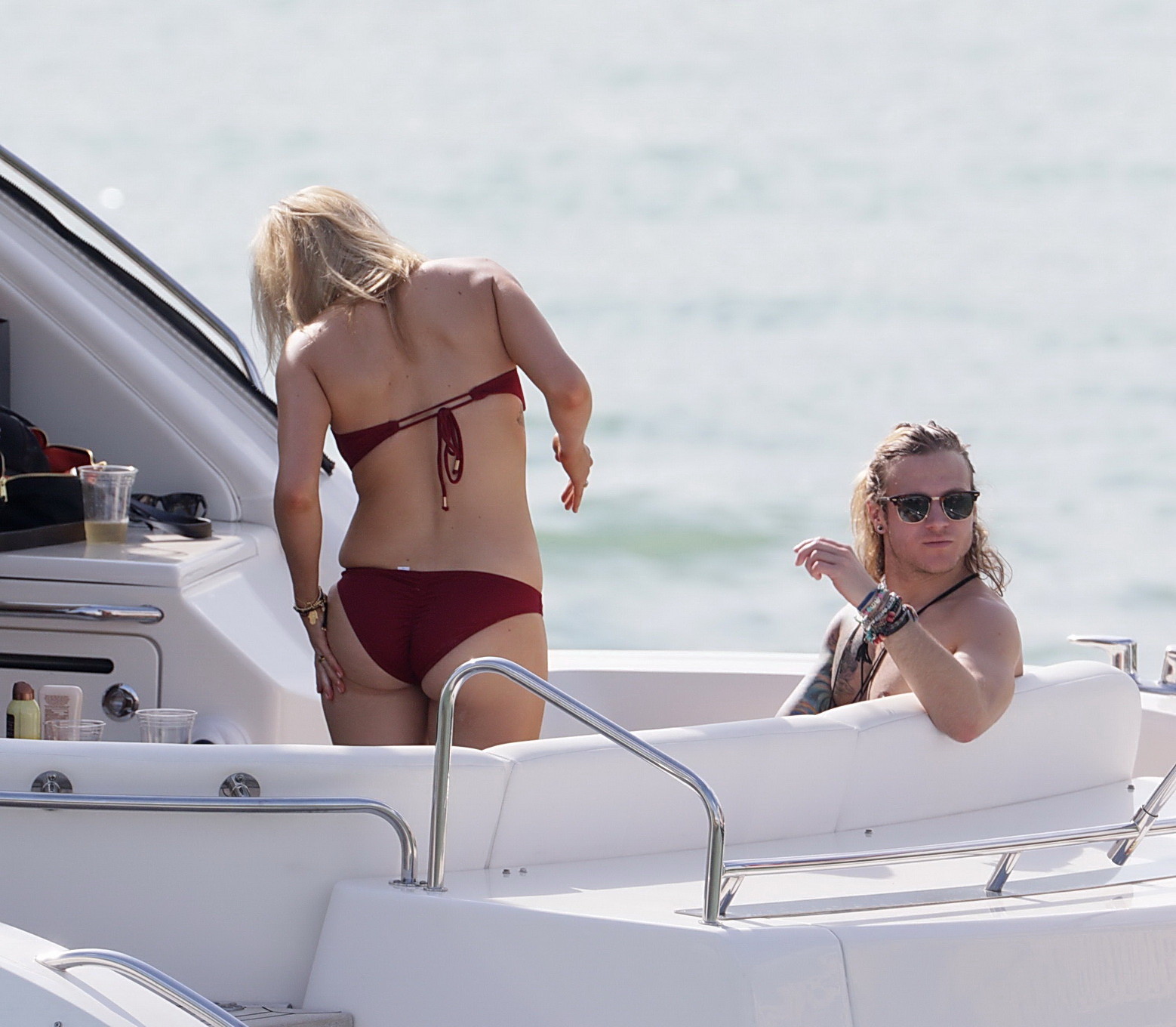 Ellie goulding zeigt ihren Arsch in einem knappen kirschroten Bikini auf dem Boot in mi
 #75177126