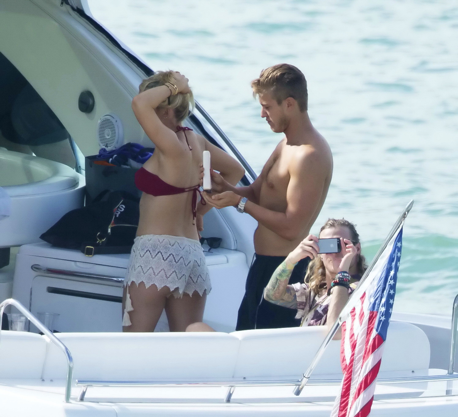 Ellie Goulding che mostra il suo culo in bikini succinto color ciliegia alla barca in mi
 #75177143