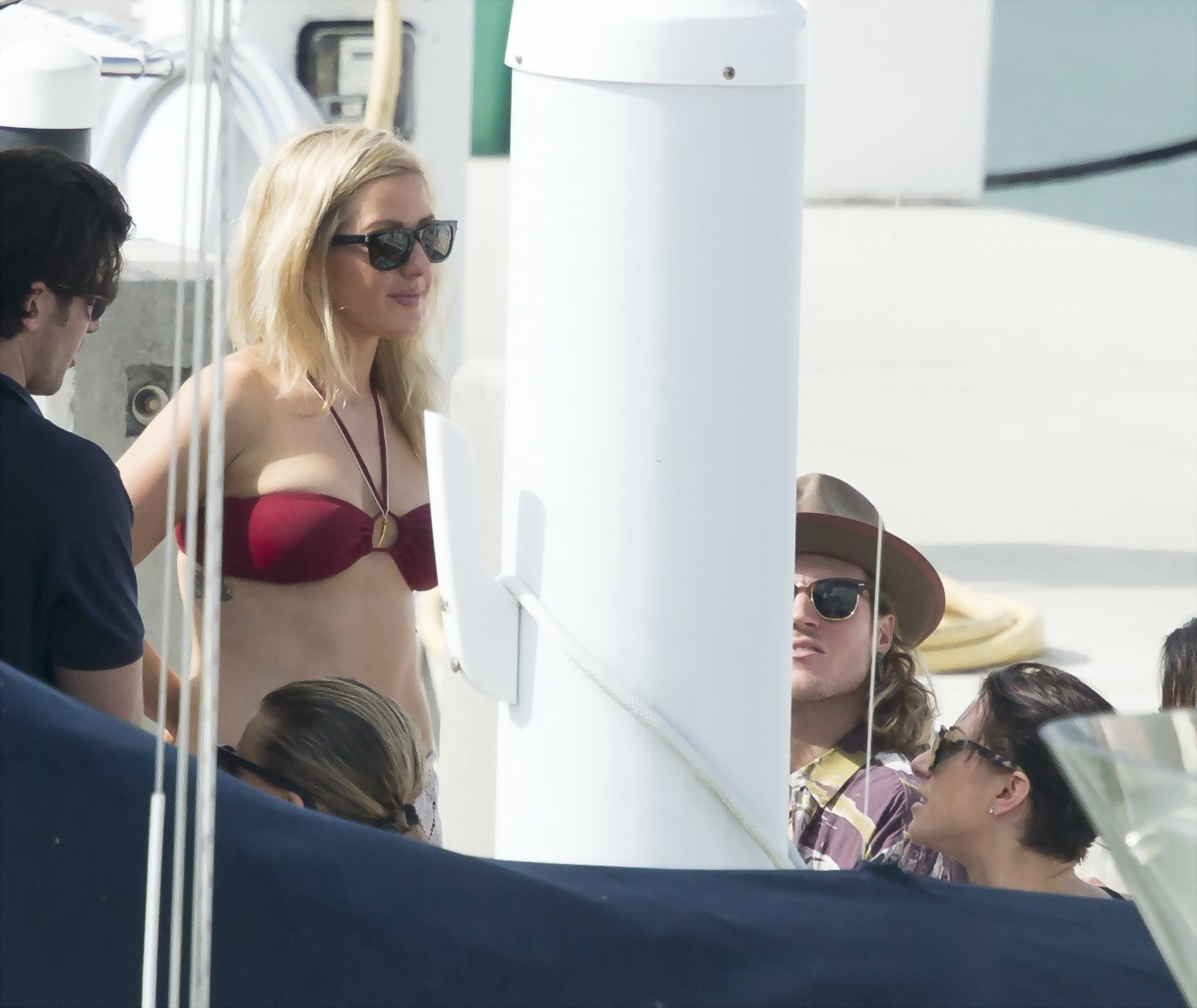 Ellie goulding zeigt ihren Arsch in einem knappen kirschroten Bikini auf dem Boot in mi
 #75177150