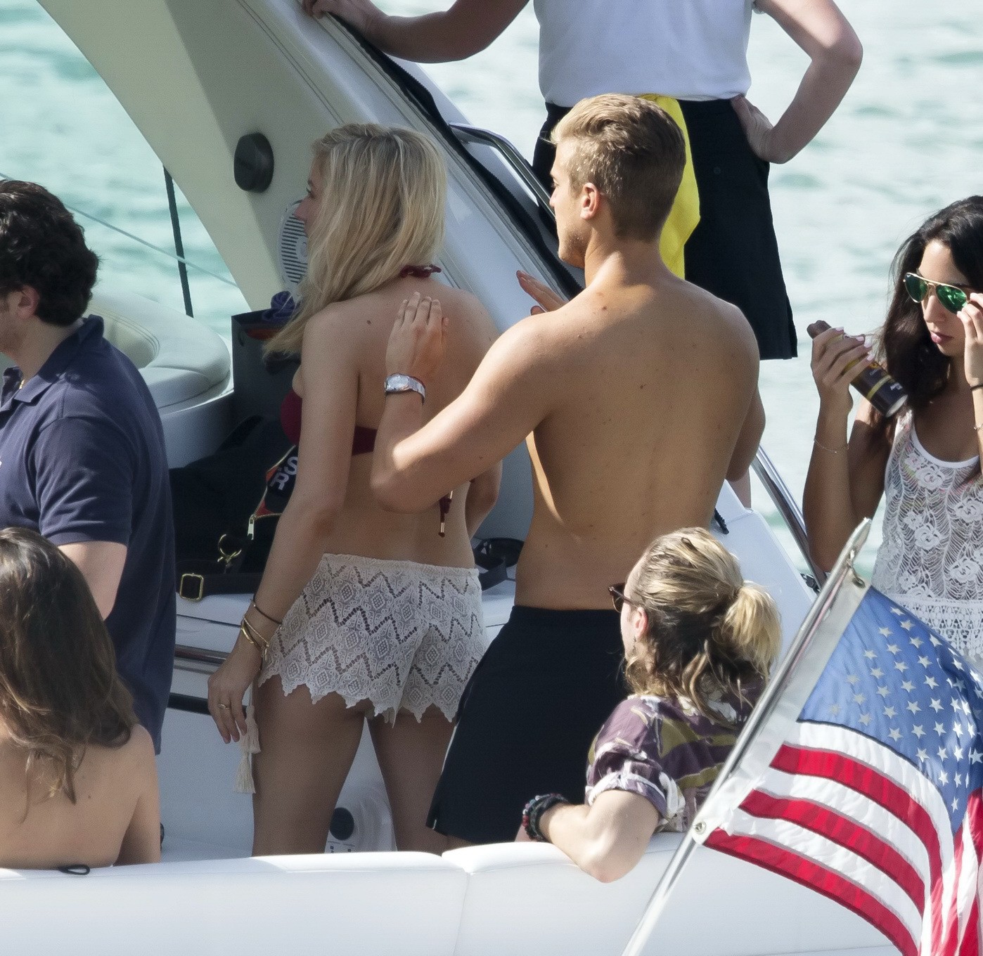 Ellie goulding mostrando su trasero en escaso bikini color cereza en el barco en mi
 #75177165