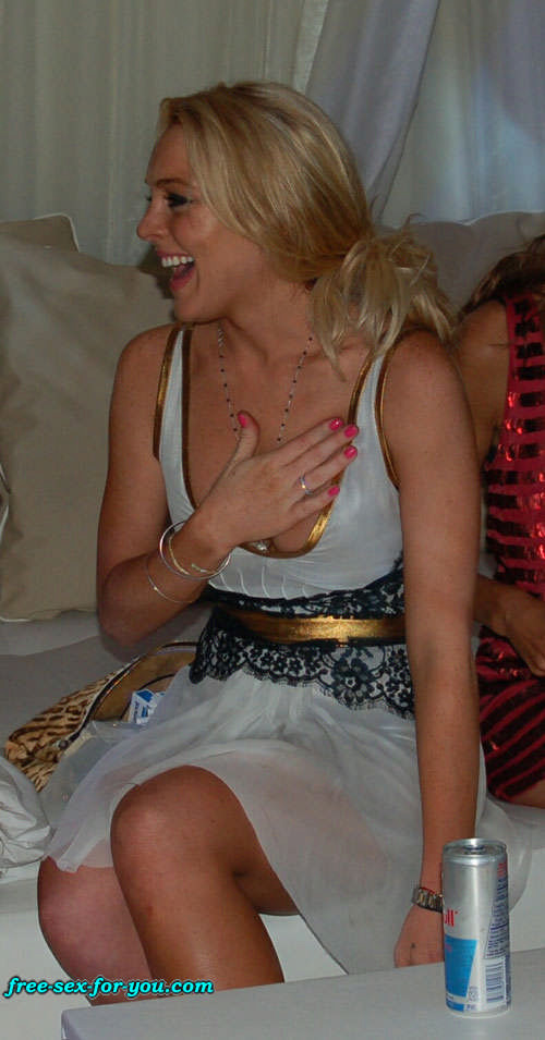 Lindsay Lohan sexy in posa e capezzolo scivolare foto paparazzi
 #75432050