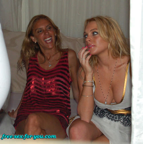 Lindsay Lohan sexy in posa e capezzolo scivolare foto paparazzi
 #75432069