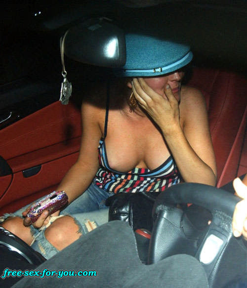 Lindsay Lohan sexy in posa e capezzolo scivolare foto paparazzi
 #75432104