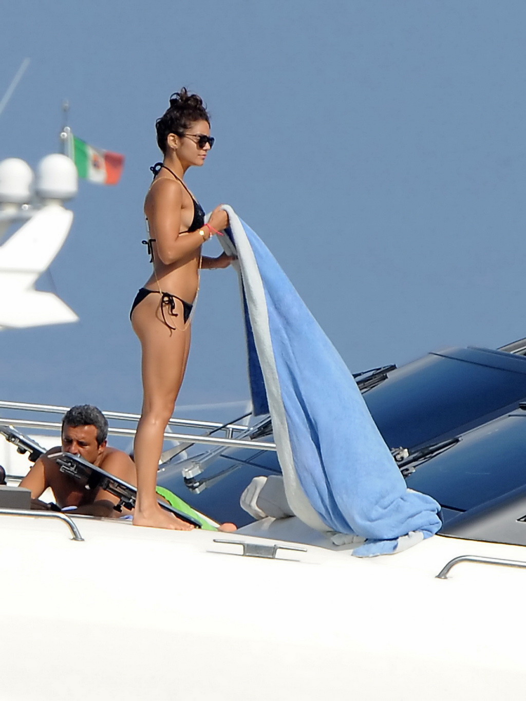 イタリアのイスキア島でボートに乗ってヨガをする黒のビキニ姿のヴァネッサ・ハジェンズ #75224278