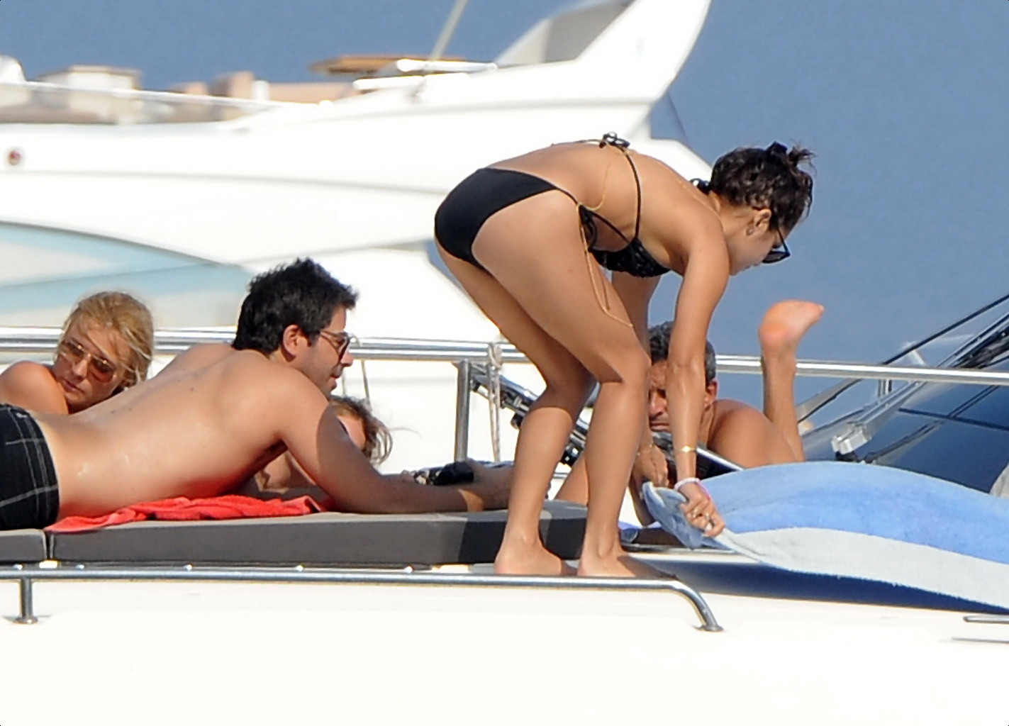 Vanessa Hudgens in bikini nero mentre fa yoga su una barca a Ischia, Italia
 #75224284