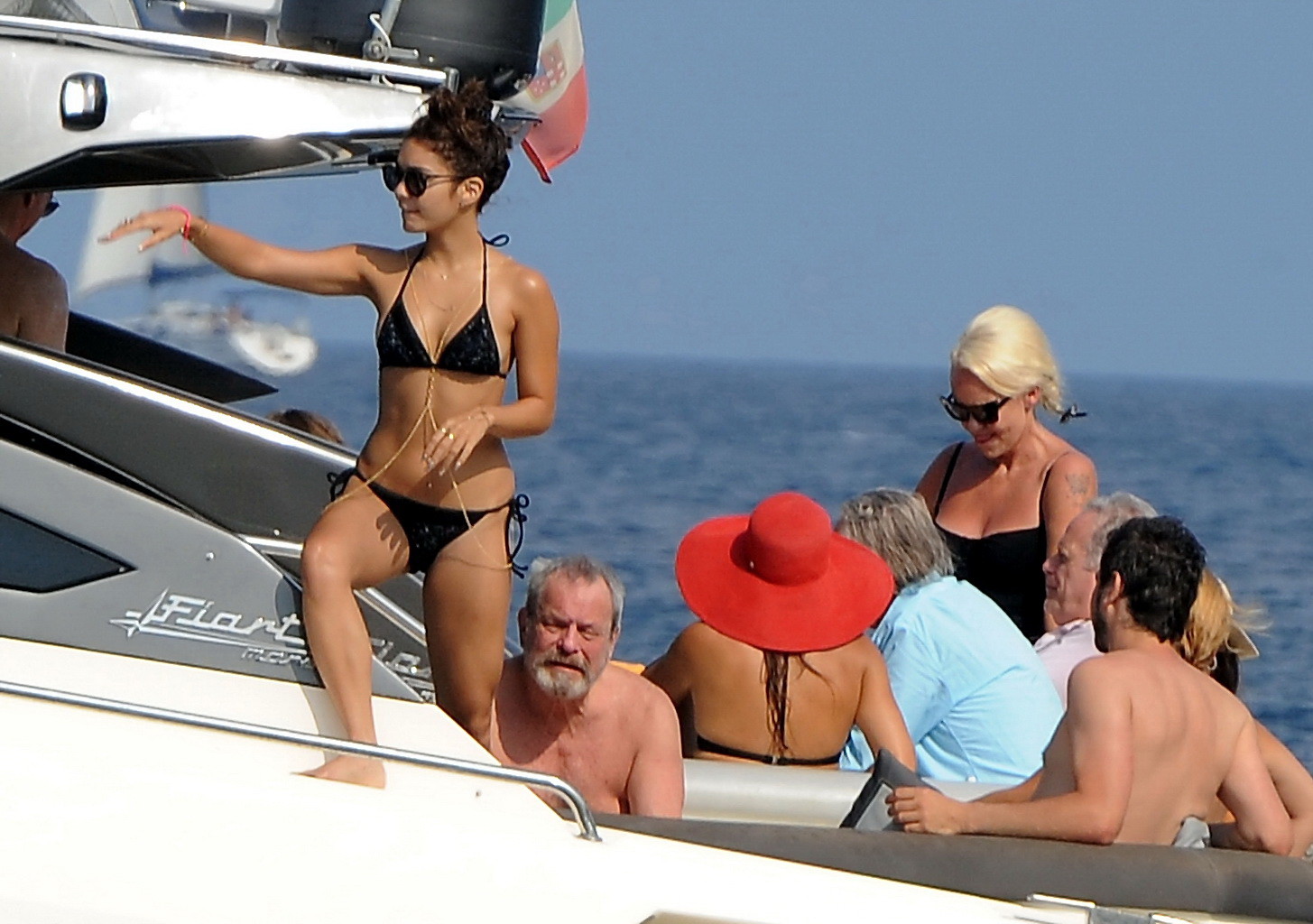 イタリアのイスキア島でボートに乗ってヨガをする黒のビキニ姿のヴァネッサ・ハジェンズ #75224339