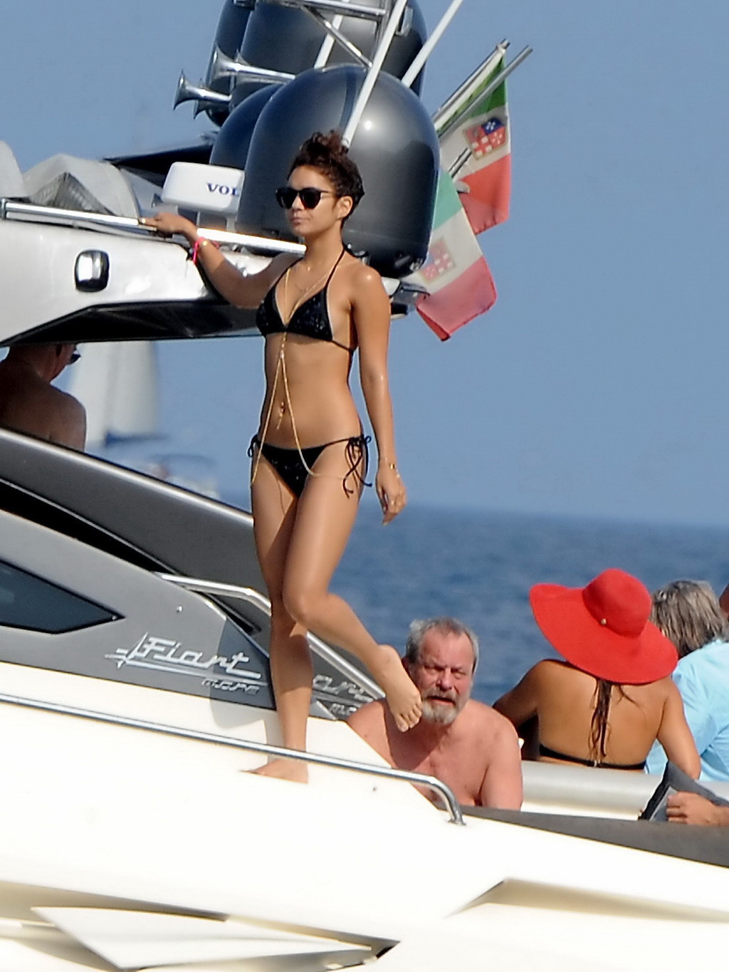 Vanessa Hudgens in bikini nero mentre fa yoga su una barca a Ischia, Italia
 #75224352
