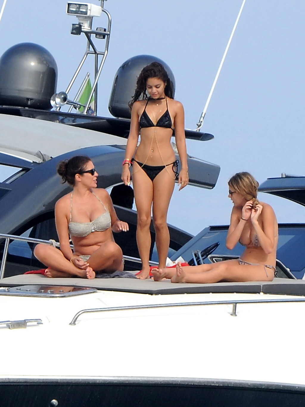 Vanessa Hudgens in bikini nero mentre fa yoga su una barca a Ischia, Italia
 #75224361