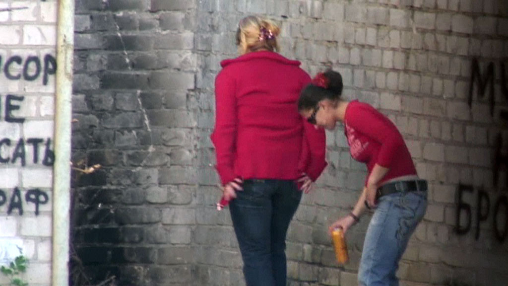 Heißes Mädchen mit roten Haaren gefilmt auf die heimlich mit einem pinkeln
 #76523845