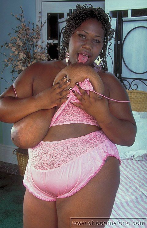 Madres negras mostrando sus enormes tetas naturales
 #73439595