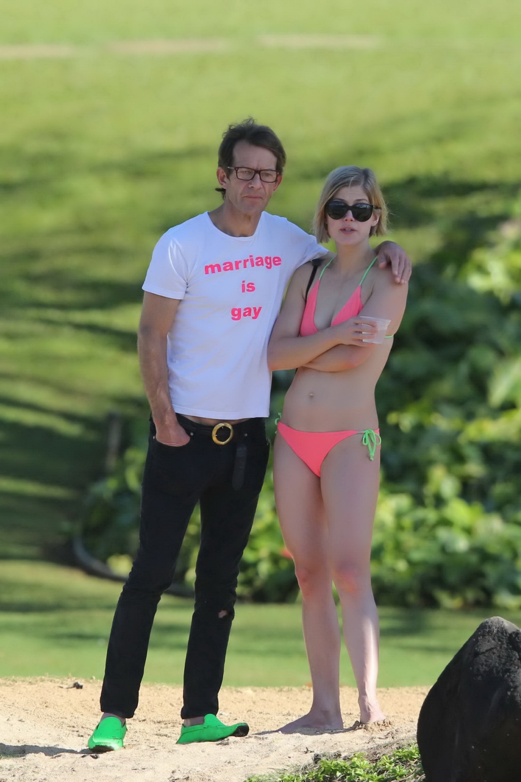 Rosamund Pike trägt einen winzigen rosa Bikini am Strand von Hawaii
 #75201488