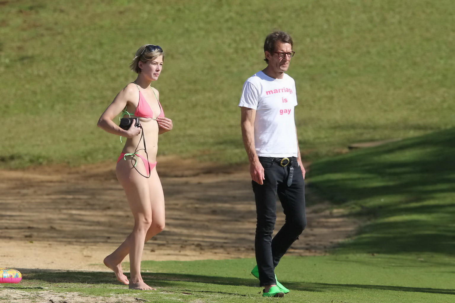 Rosamund pike con un piccolo bikini rosa in spiaggia alle hawaii
 #75201537