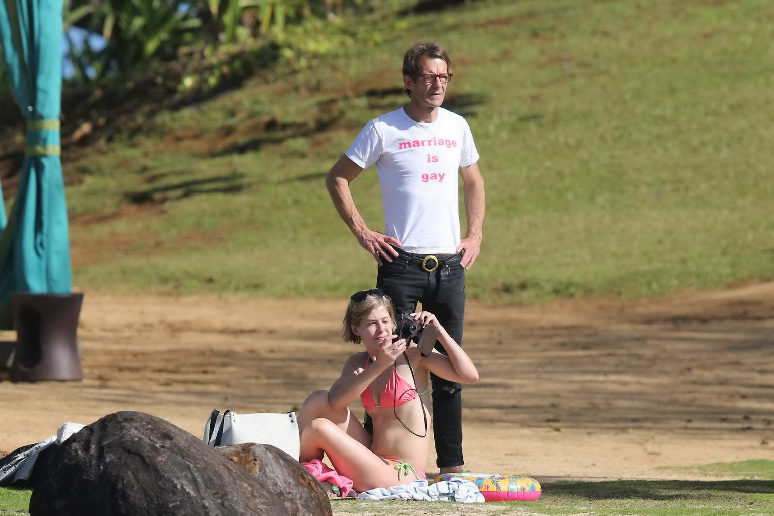 Rosamund Pike trägt einen winzigen rosa Bikini am Strand von Hawaii
 #75201545