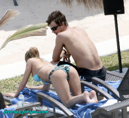 Stacy Ferguson showing ass and bikini paparazzi pictures #75436968