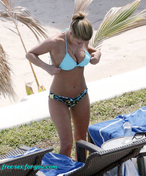 Stacy Ferguson showing ass and bikini paparazzi pictures #75437067