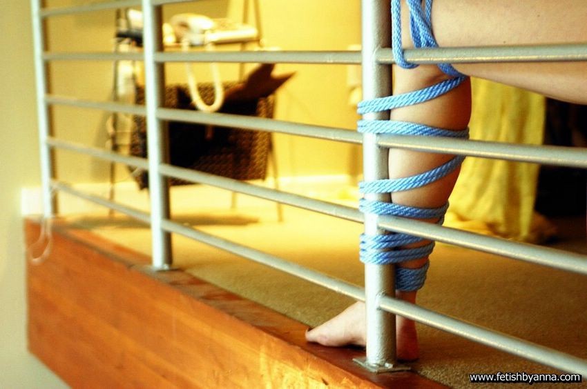 Süße Kaiserin wird an ein Geländer gefesselt
 #70588842