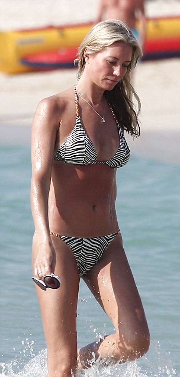 Denise van outen zeigt schönen Hintern und heißen Körper am Strand
 #75225143