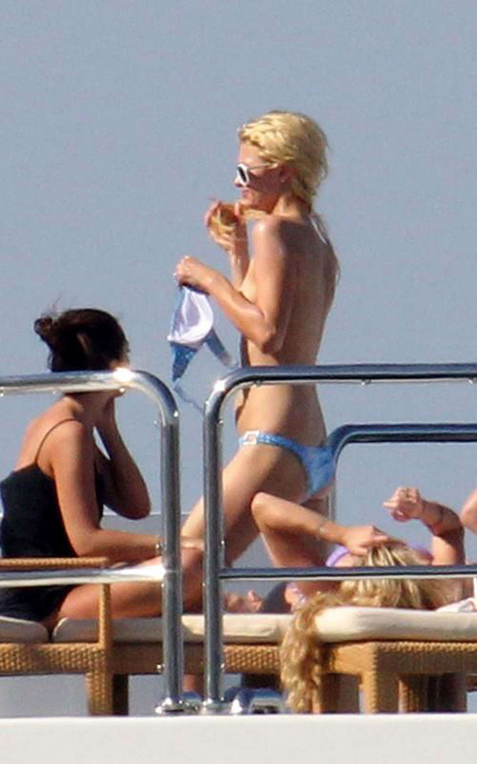 Paris Hilton esponendo corpo sexy e godendo in topless su yacht
 #75341155