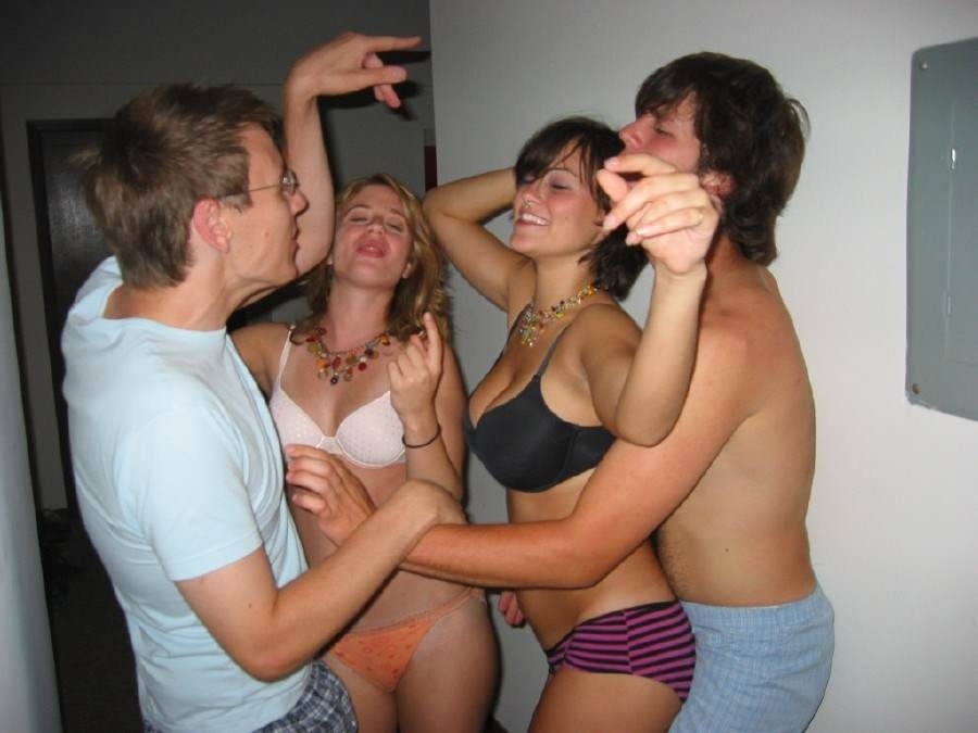 Freche betrunkene Teens strippen nackt und zeigen ihre Titten
 #76397148