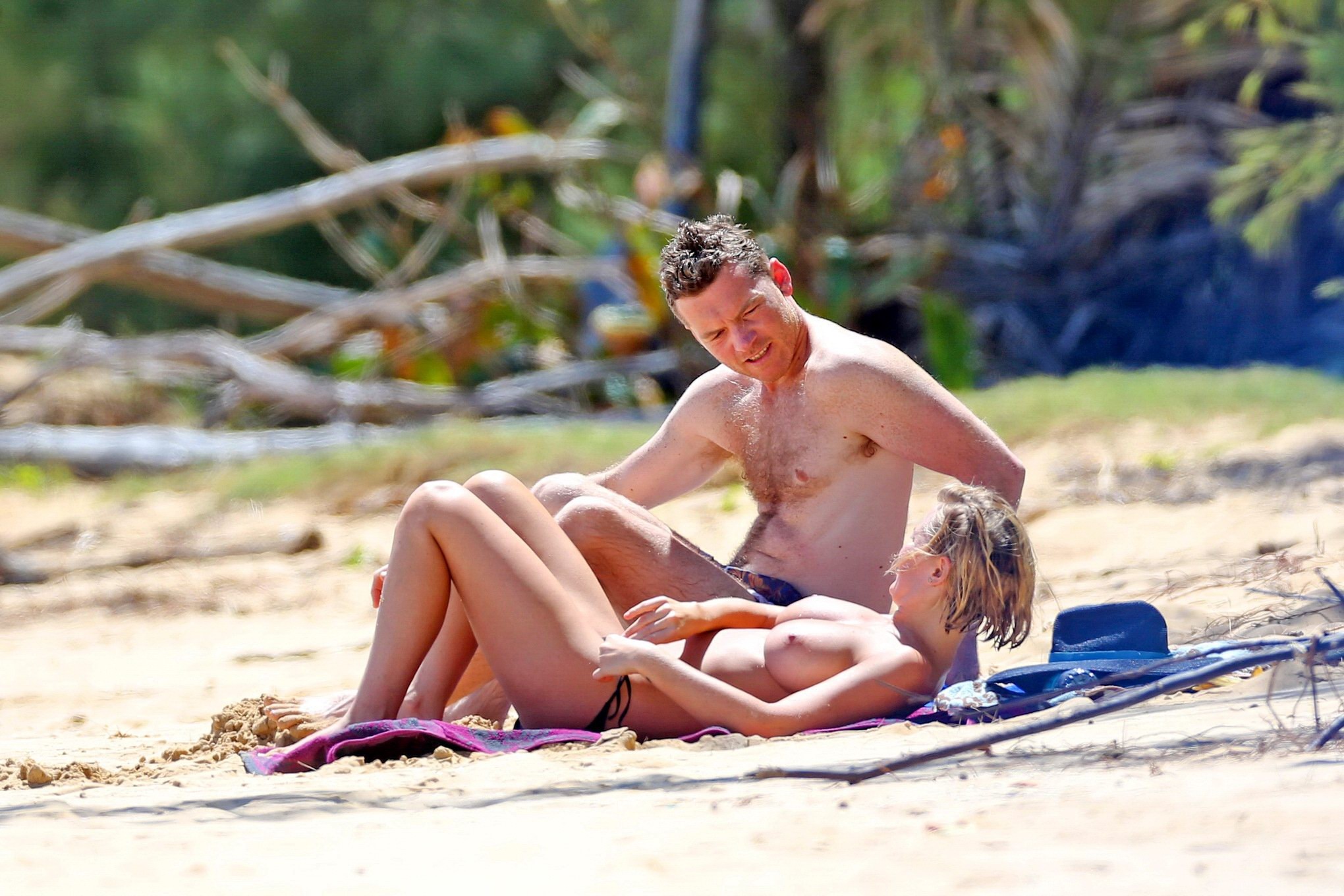 Busty lara bingle abbronzatura nudo su una spiaggia in hawaii
 #75187293