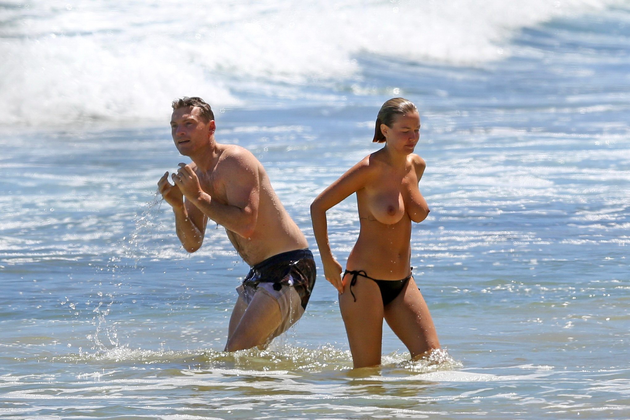 Busty lara bingle abbronzatura nudo su una spiaggia in hawaii
 #75187326