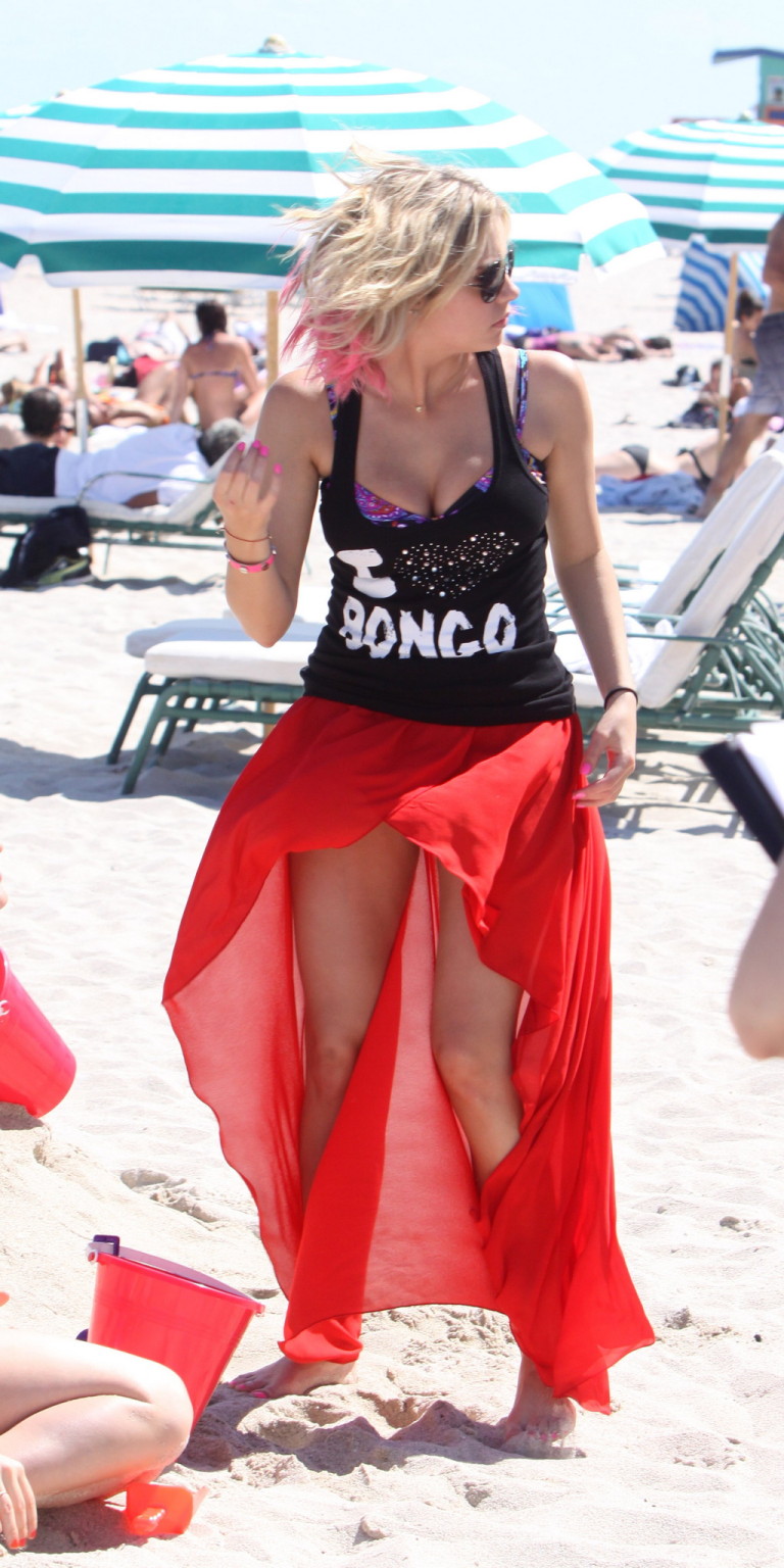 Ashley Benson en haut et jupe moulants sur la plage lors d'une rencontre bongo à Miami.
 #75269026
