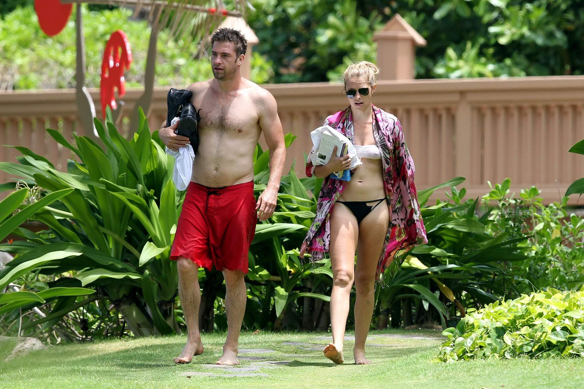 Teresa Palmer montre ses seins en portant un bikini transparent à Hawaii.
 #75256382