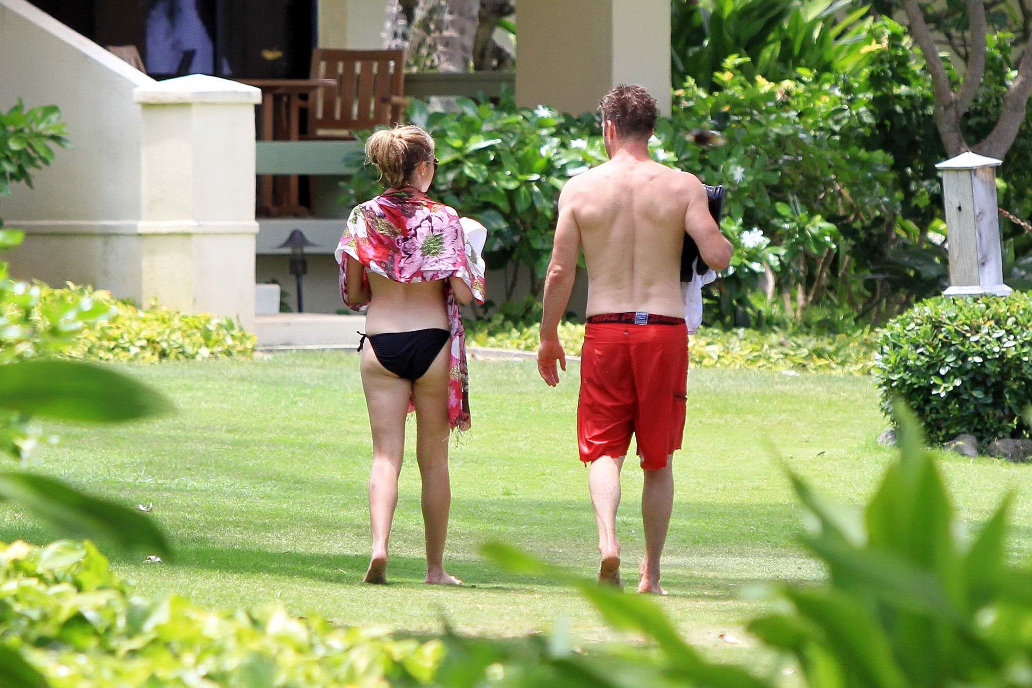 Teresa Palmer mostra le tette indossando un bikini bagnato e trasparente alle Hawaii
 #75256403