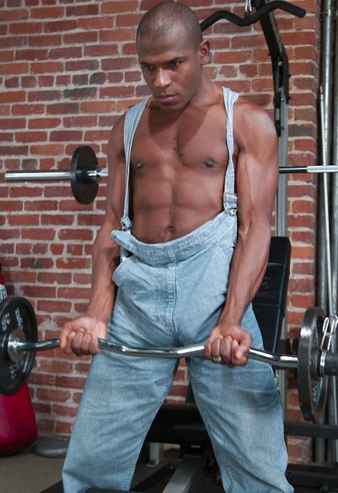 Ein schwarzer Muskel wichst und entblößt sein Arschloch in einem Fitnessstudio
 #76914367