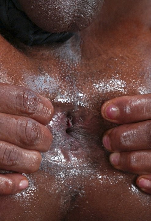 Un negro musculoso se masturba y expone su agujero del culo en un gimnasio
 #76914477