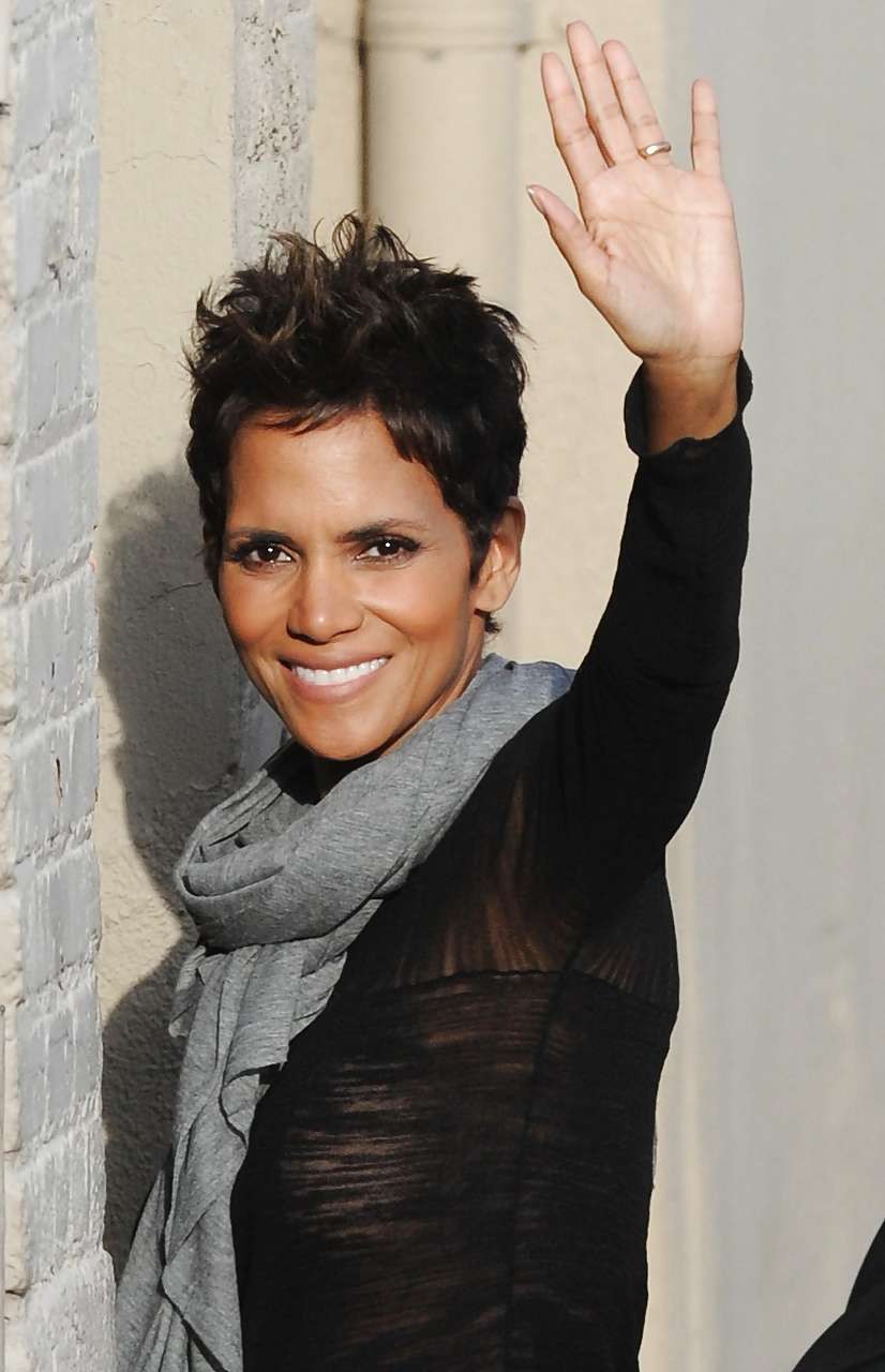 Halle berry montre ses gros seins dans un énorme décolleté sur une robe
 #75225885