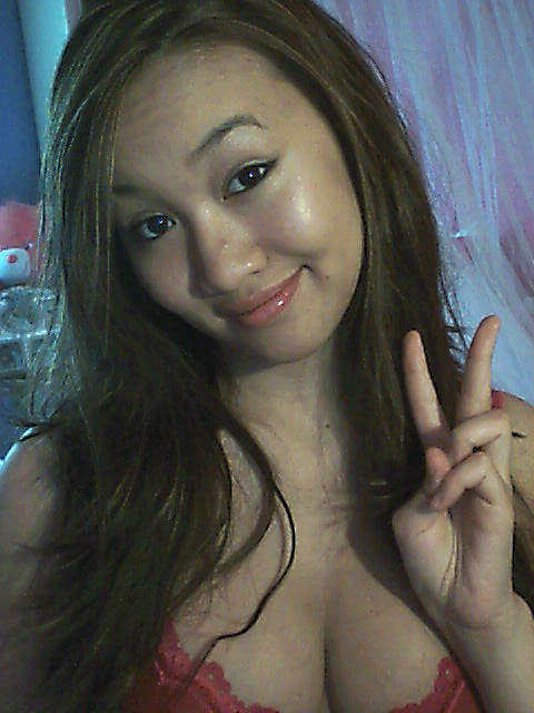 Una ragazza asiatica molto sexy e formosa con belle tette le mette a nudo per la telecamera
 #69960197