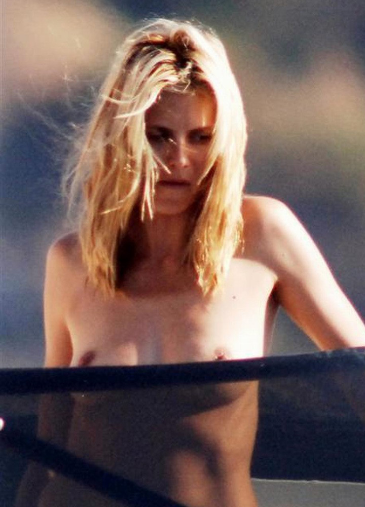 Heidi klum prise en train de bronzer seins nus en vacances
 #75331722