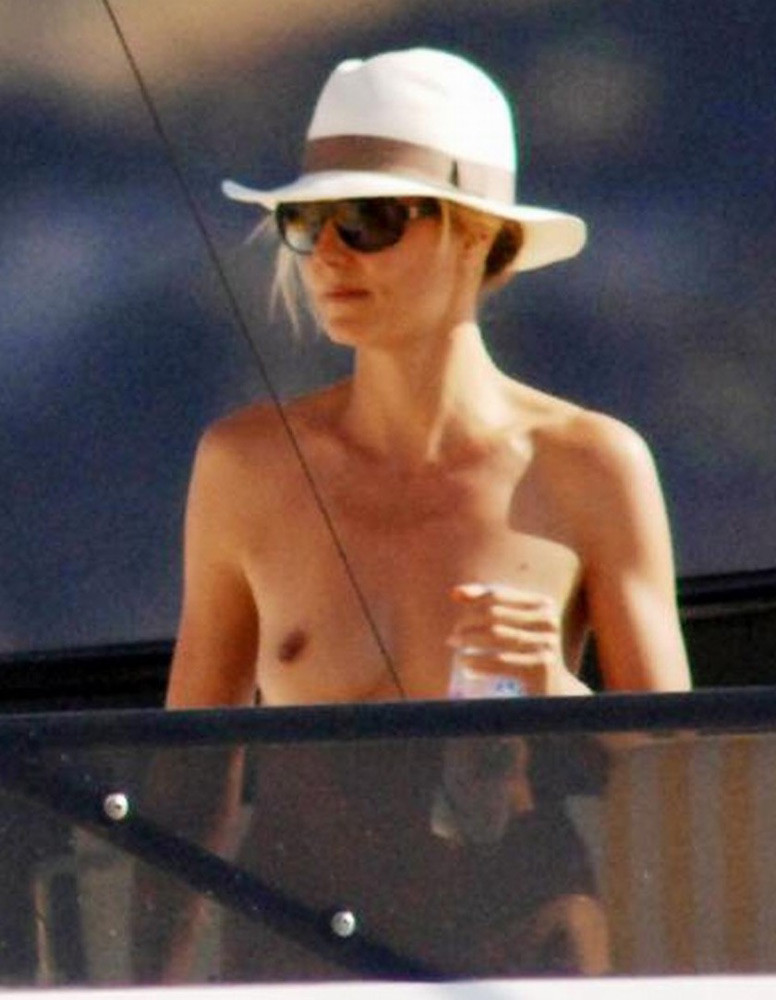 Heidi klum prise en train de bronzer seins nus en vacances
 #75331737