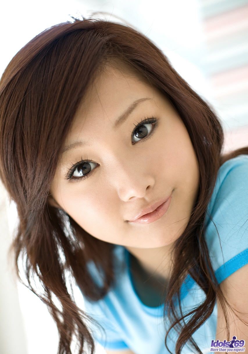 Una jovencita japonesa se quita los calzoncillos para mostrar su coño
 #69973409
